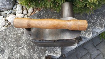 Obrovská komínová velmi stará sbírková žehlička D.R.G.M. - 14