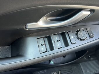 Hyundai i30 Combi 1.5 DPI 80kw benzin - 14
