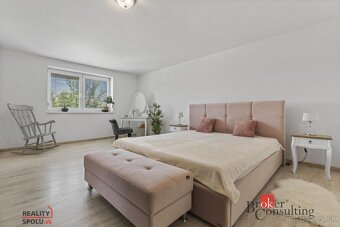 Veľký moderný rodinný dom v obľúbenej lokalite Jaroviec s mo - 14