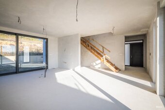 ZNÍŽENÁ CENA | Luxusná 5i vila so záhradou a privátnym výťah - 14