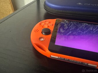 Predám PS Vita 2000 NEON ORANGE +128 Gb karta - 14