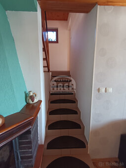 Krásna dvojpodlažná chata s nádherným výhľadom nad Viniankou - 14