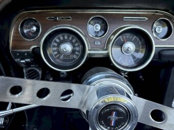 Ford Mustang Convertible z roku 1968 - 14
