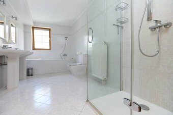 NA PREDAJ -MESTSKÁ 2- GENERAČNÁ VILA -TOPASOVÁ UL. - 14