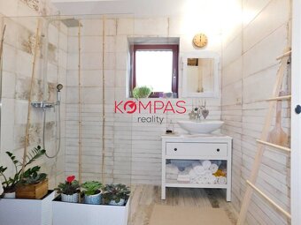 KRÁSNY RODINNÝ DOM SO ZÁHRADOU A DREVENÝM ALTÁNKOM V OBCI LU - 14