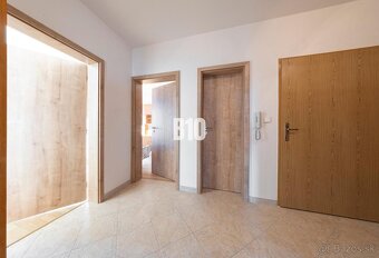 3-izbový byt s terasou, lodžiou, krásnym výhľadom a parkovan - 14