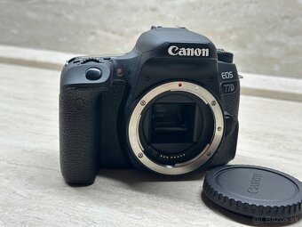 Canon EOS 77D - 14