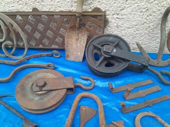 Staré historické ,rustikálne, kované náradie a pomôcky. - 14