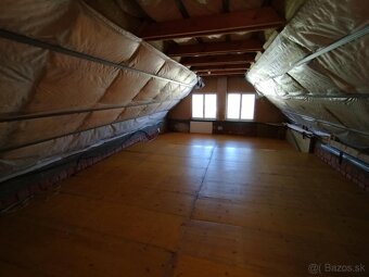 Pekný dom na slnečnom pozemku s bazénom a jazierkom - 14