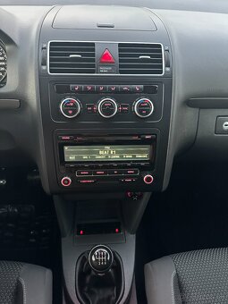 Volkswagen Touran 1.4 TSI Highline 7 miest + Ťažné - 14