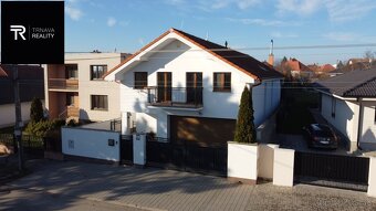 Veľký moderný 7 izbový rodinný dom s dvojgarážou, krytou ter - 14