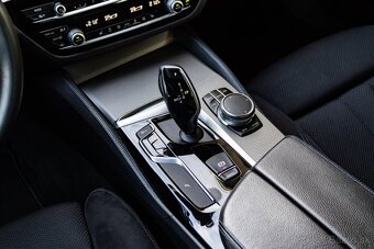 BMW 520d xDrive M Sport / TOP STAV / Virtuálny kokpit / - 14