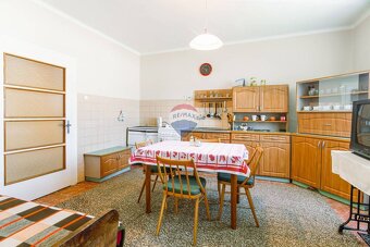 PREDAJ Rodinný dom s garážou a pozemkom 2 362 m2 neďaleko Ro - 14