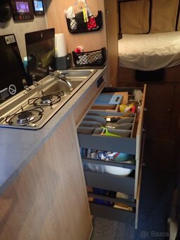Zánovná vestavba obytné auto karavan L4H3 pre 4 osoby - 14