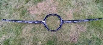 Mercedes W236 C253 W253 - podblatnik maska lem - 14