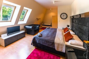 Budova v srdci Trenčína – priestranný byt a showroom - 14