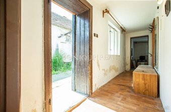 MALEBNÝ SEDLIACKY DOM V HORNÝCH OREŠANOCH S POZEMKOM 557m2 - 14