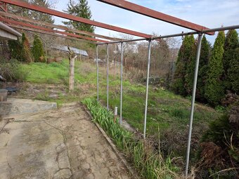 Lukratívny Pozemok 512m² s Murovanou Chatou v Rači pod Lesom - 14