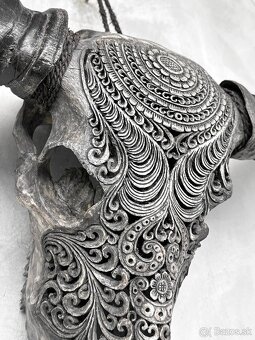 Obrovská šedá vyrezávaná lebka Vodného Bývola - motív Badong - 14