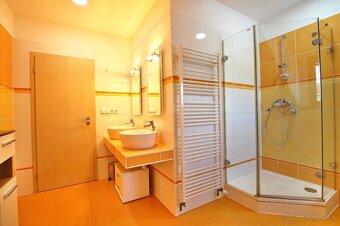 Dvojgeneračný rodinný dom v centre Malinova - 14