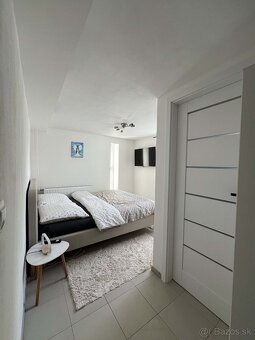 Priestranný, rekonštruovaný dom s pozemkom o rozlohe 1074m2 - 14