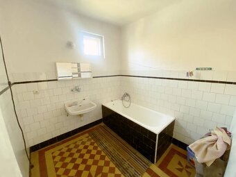 4 izbový poschodový rodinný dom s pozemkom 859 m2 v obci Lok - 14