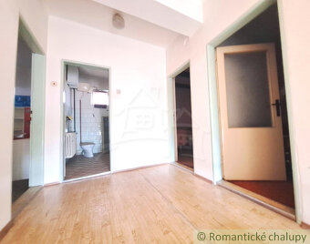 Priestranný dom na rôzne podnikateľské účely v centre obce - 14