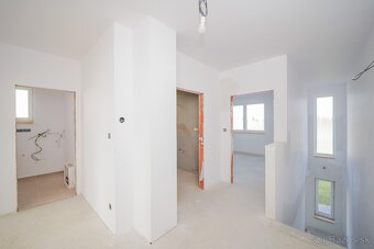 ŠAMORÍN, Nadštandardný priestranný 5-izbový rodinný dom - 14