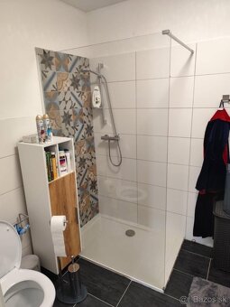 Zrekonštruovaný, zariadený rodinný dom s garážami vo Svodine - 14