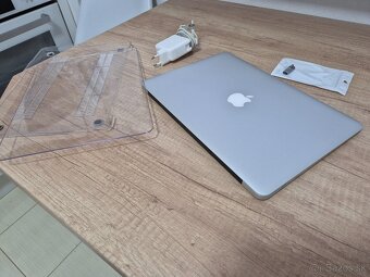 MacBook Air (13-inch, 2017) /Intel Core i5/8GB RAM/128GB SSD - 14