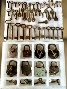 Staré veci z pôdy-staré figúrky, kordy, kalamar, šachovnice - 14