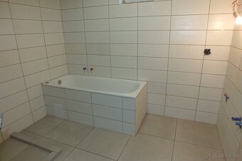 Zrekonštruovaný 4-izbový rodinný dom vo Veľkých Úľanoch - 14