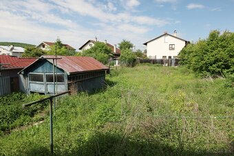 NA PREDAJ: 2-izbový rodinný dom s veľkým pozemkom 805 m² v p - 14