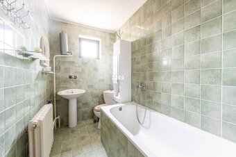 GYŇOV: Priestranný tehlový 6 izb. rodinný dom, pozemkok 605 - 14