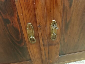Starožitná komoda, nábytek z masívu, Nábytek s příběhem - 14