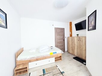 VÝRAZNÁ ZĽAVA Dom / penzión - 2 trojizbové byty plus 5 štúdi - 14