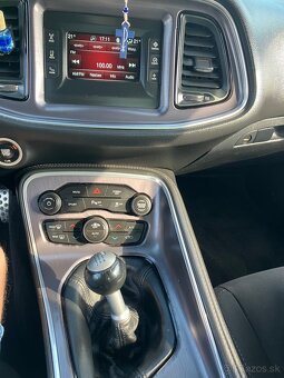 Dodge Challenger 5,7 HEMI — rok 2017 — 276 kW — manuál - 14