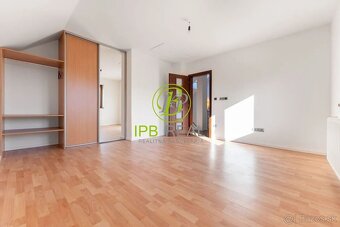 Priestranný rodinný dom s dvojgarážou v Malinove - 14