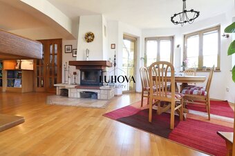 RODINNÝ dom s bazénom a krásnou záhradou - 14