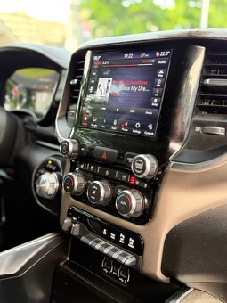 Dodge RAM 1500 Laramie—5.7 V8 HEMI—2020–KŮŽE—95.000km - 14