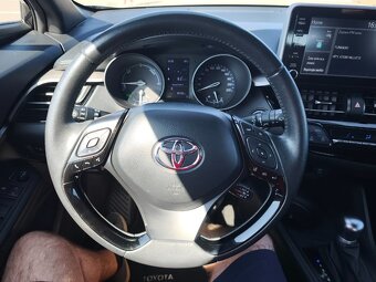 Toyota C-HR 1.8 Hybrid E-CVT rok 2021 - 14