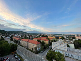 Ponúka na prenájom kompletne zariadený 1 izb. byt s lodžiou - 14