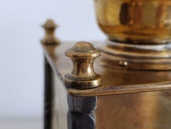 Krásný starožitný mlyncek na kavu, ručně kované sloupky. - 14