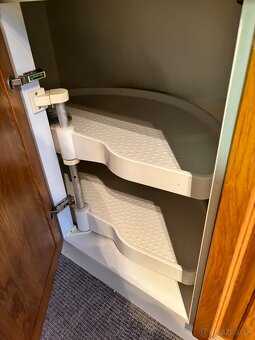 Kuchynská linka z masívu so spotrebičmi - 14