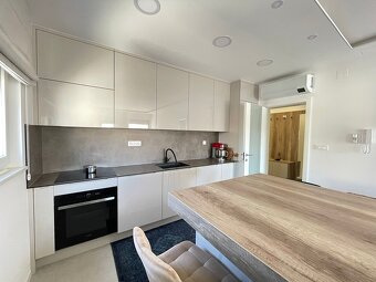 Luxusne zariadený trojizbový apartmán / Chorvátsko - 14