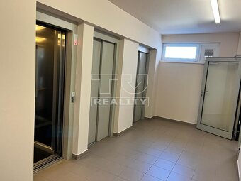 Priestranný 2-izbový byt s veľkým balkónom a parkovacím... - 14