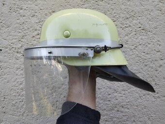 Stará německá hasičská helma, svítí - 14