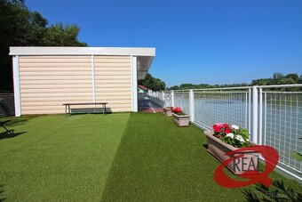 PRIESTRANNÝ HAUSBÓT NA VÝBORNOM MIESTE - 14