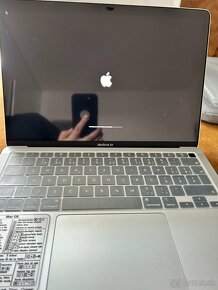 ZÁRUKA / APPLE MacBook Air M1 Silver / 256GB SSD / 8GB RAM - 14
