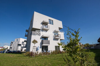 Dvojizbový byt s terasou v areáli Victory Port na prenájom - 14